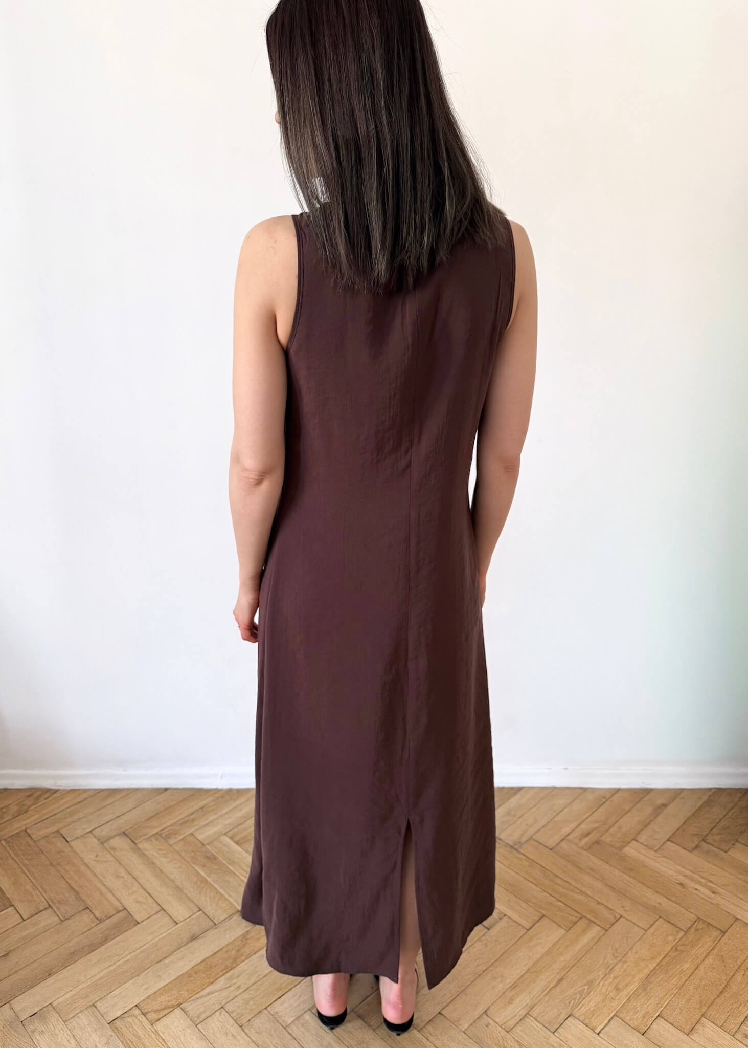 Sukienka maxi Willow ASIDE z modalu w kolorze brązowym z tyłu