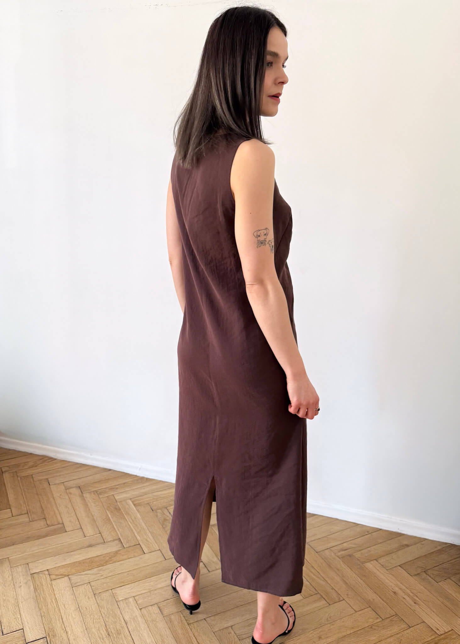 Letnia brązowa sukienka maxi Willow ASIDE z miękkiego modalu z tyłu