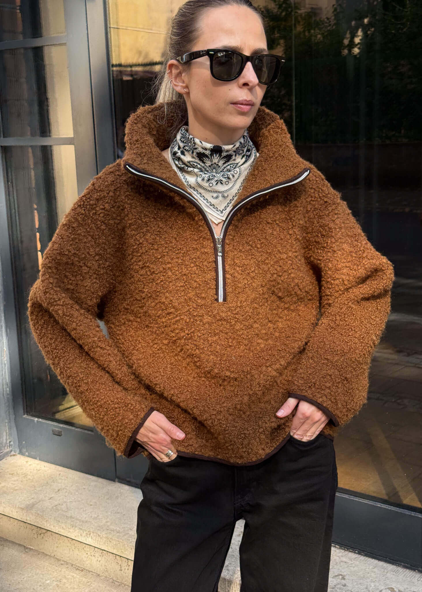 Bluza Teddy brązowa wełna – detal zamka i wysokiego kołnierza