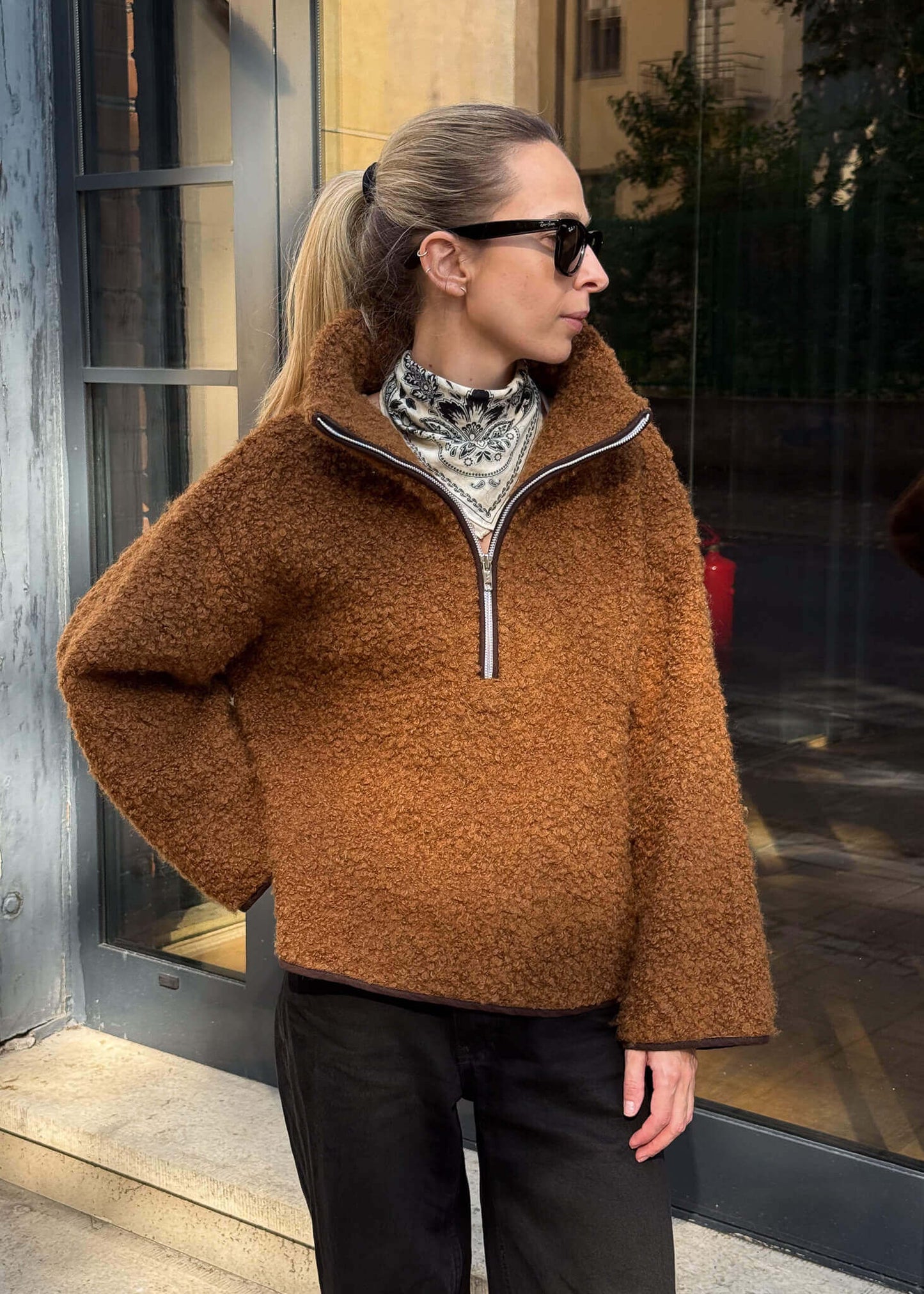 Kołnierz typu stójka zapinany na zamkek w brązowej bluzie Teddy