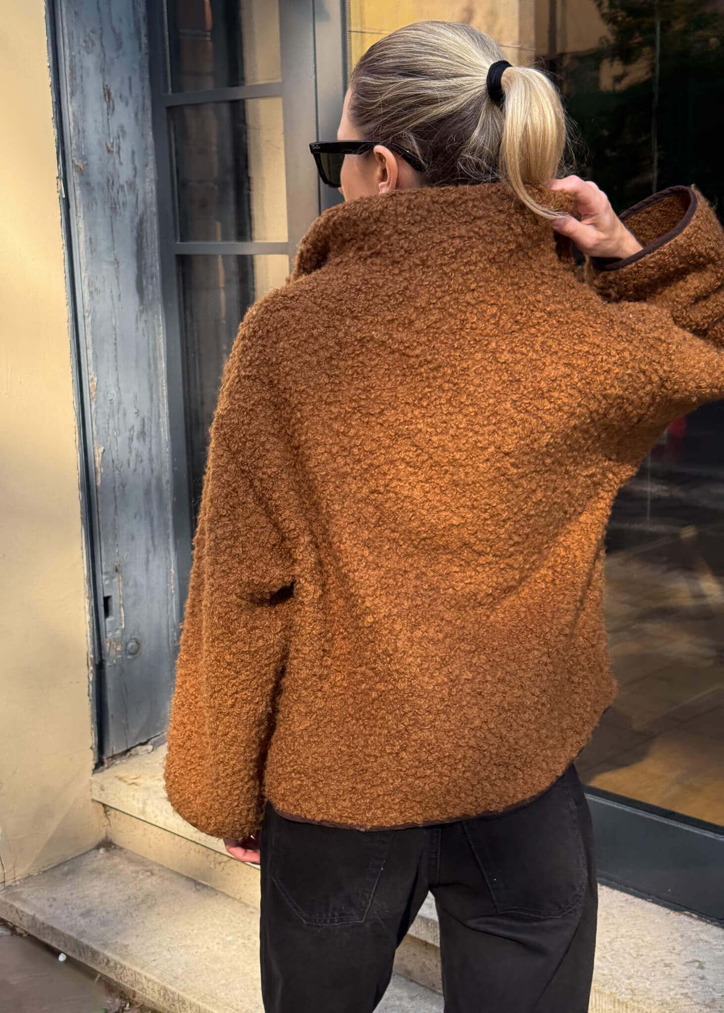 Wełniana bluza Teddy w wersji brązowej widok z tyłu.