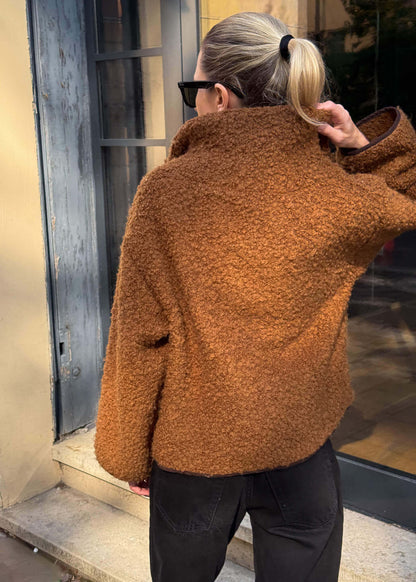 Wełniana bluza Teddy w wersji brązowej widok z tyłu.