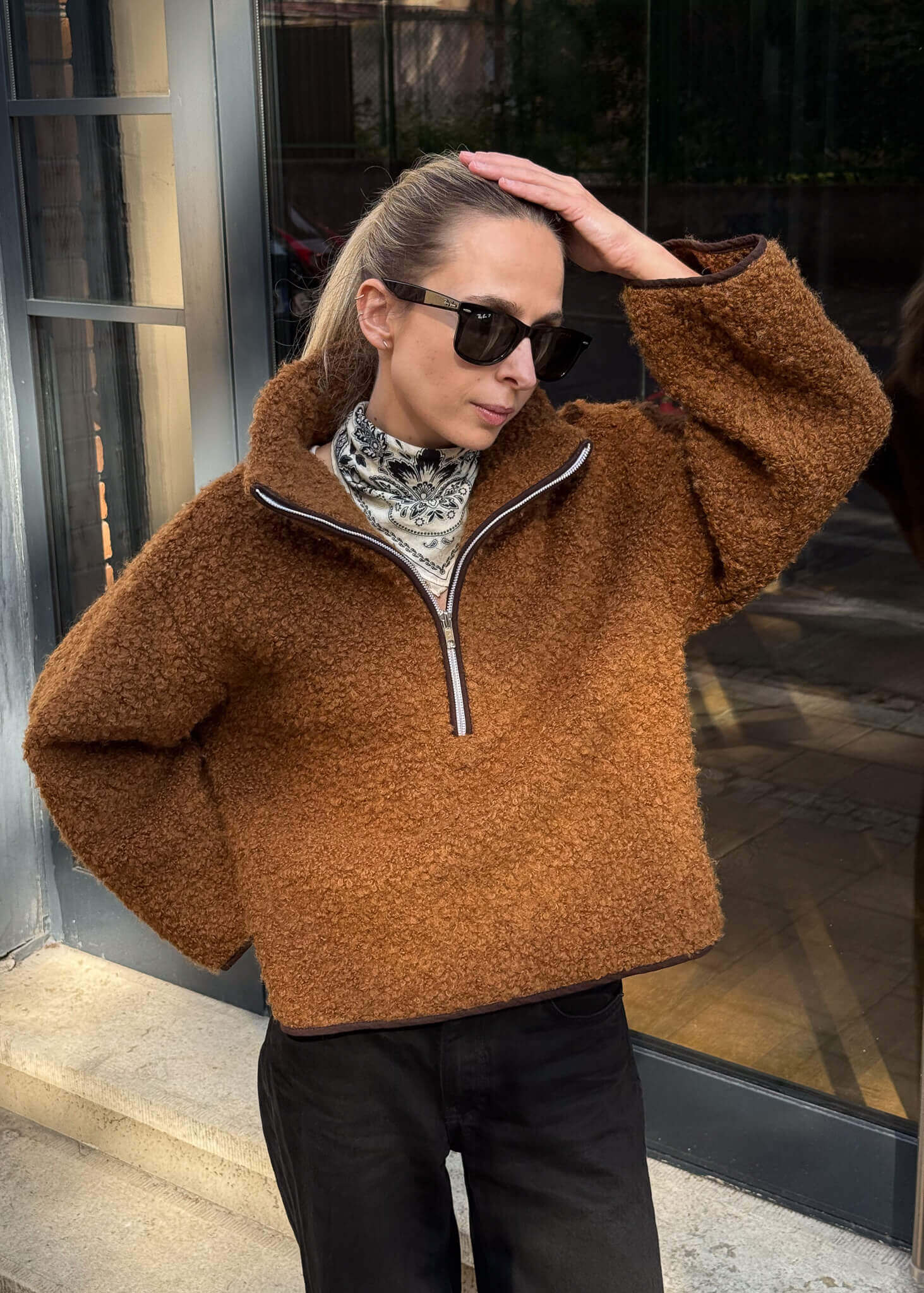 Brązowa bluza Teddy z kontrastową lamówką, widok z przodu