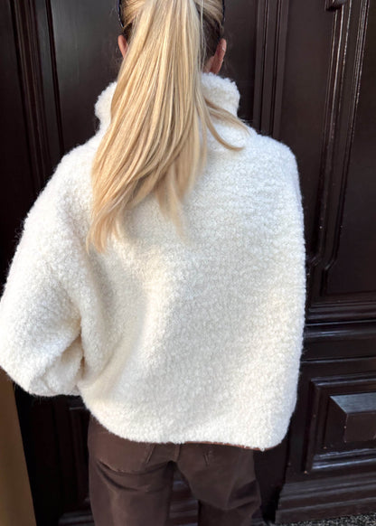 Tył bluzy Teddy ecry z widoczną linią ramion