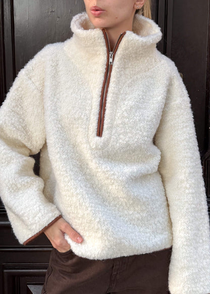 Bluza Teddy w kolorze ecry z kontrastową lamówką, widok z przodu