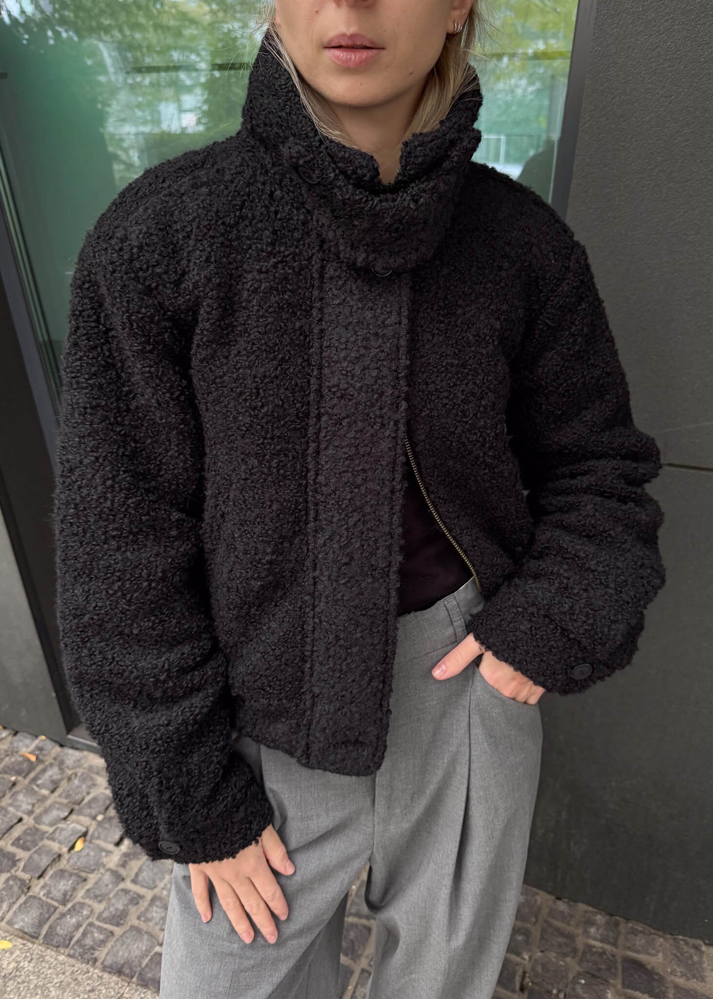 Kurtka Harper marki ASIDE – czarna pilotka z wełny o strukturalnym splocie, zapinana na zamek, z kołnierzem.