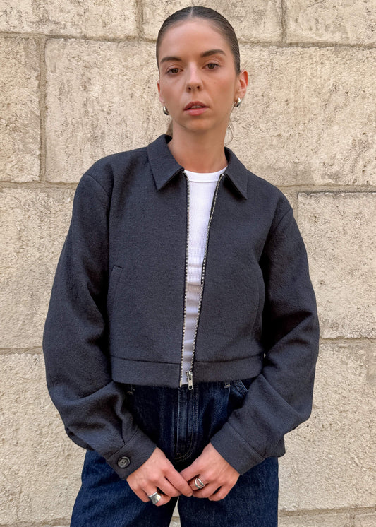 Szara kurtka o pudełkowym kroju z kieszeniami.