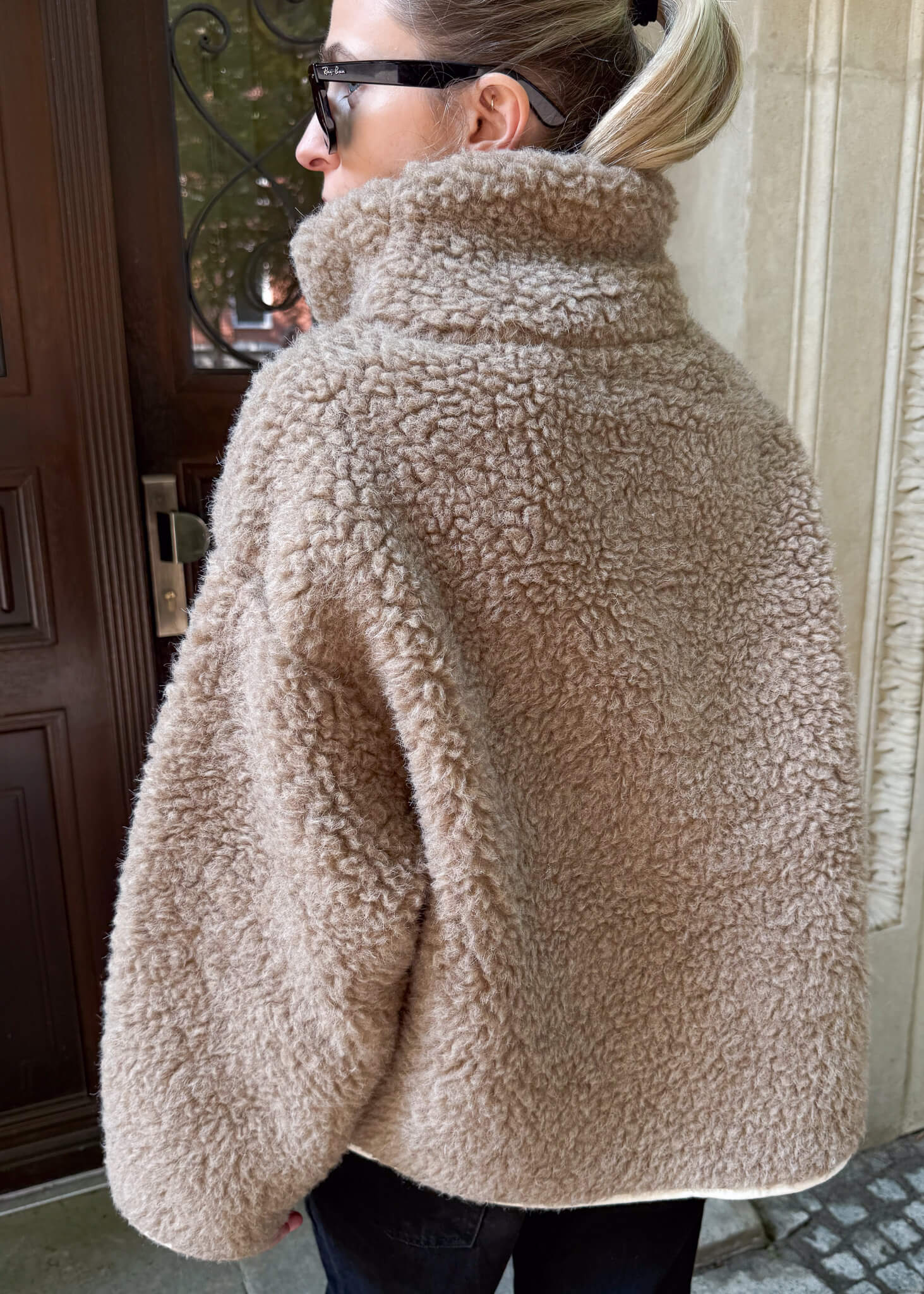 Wełniana bluza damska merino w kolorze beżowym z tyłu. Aside